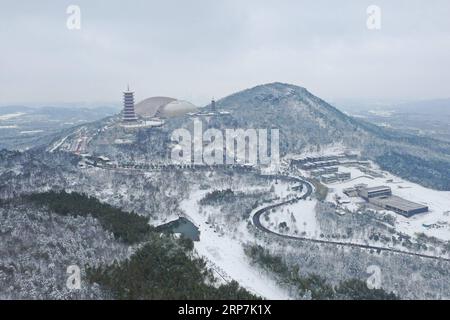 (190208) -- NANCHINO, 8 febbraio 2019 (Xinhua) -- foto aerea scattata l'8 febbraio 2019 mostra lo scenario innevato nella zona turistica culturale del monte Niushou a Nanchino, capitale della provincia di Jiangsu della Cina orientale. Una nevicata ha colpito Nanchino da giovedì a venerdì. (Xinhua/Ji Chunpeng) CHINA-JIANGSU-NANCHINO-SNOW LANDSCAPE (CN) PUBLICATIONxNOTxINxCHN Foto Stock