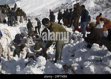 (190208) -- SRINAGAR, 8 febbraio 2019 (Xinhua) -- i soccorritori rimuovono neve e detriti da un posto di polizia colpito da una valanga per salvare le persone intrappolate vicino al tunnel Jawahar nel distretto di Anantnag, circa 90 km a sud della città di Srinagar, la capitale estiva del Kashmir controllato dagli indiani, 8 febbraio 2019. Almeno 10 persone, per lo più poliziotti, sono state intrappolate giovedì sera dopo che una massiccia valanga ha colpito un posto di polizia nel Kashmir controllato dagli indiani, ha detto la polizia. (Xinhua/Javed Dar) KASHMIR-SRINAGAR-VALANGHE-POLICE POST PUBLICATIONxNOTxINxCHN Foto Stock