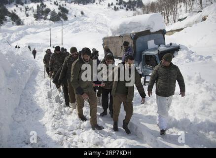 (190208) -- SRINAGAR, 8 febbraio 2019 (Xinhua) -- i poliziotti indiani trasportano il corpo di un poliziotto trovato da un posto di polizia colpito da una valanga vicino al tunnel Jawahar nel distretto di Anantnag, circa 90 km a sud della città di Srinagar, la capitale estiva del Kashmir controllato dagli indiani, 8 febbraio 2019. Almeno 10 persone, per lo più poliziotti, sono state intrappolate giovedì sera dopo che una massiccia valanga ha colpito un posto di polizia nel Kashmir controllato dagli indiani, ha detto la polizia. (Xinhua/Javed Dar) KASHMIR-SRINAGAR-VALANGHE-POLICE POST PUBLICATIONxNOTxINxCHN Foto Stock