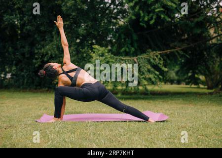 Giovane yoga attraente donna pratica giardino yoga Foto Stock