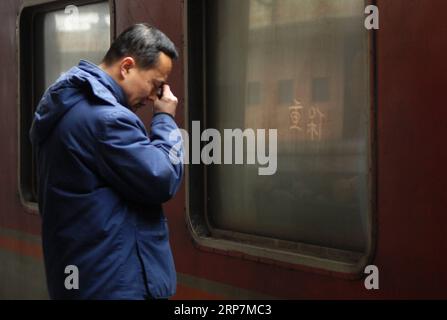 (190209) -- PECHINO, 9 febbraio 2019 (Xinhua) -- la foto del file scattata il 18 gennaio 2011 mostra un uomo che piange dopo aver notato le parole "fai attenzione" scritte dai suoi genitori sul finestrino del treno mentre li vedeva scendere in una stazione ferroviaria di Ningbo, nella provincia dello Zhejiang nella Cina orientale. Le piattaforme, che testimoniano momenti memorabili di gioia e tristezza, sono la quintessenza della corsa di ogni anno al Festival di Primavera, durante la quale centinaia di milioni di cinesi tornano nella loro città natale per riunioni di famiglia. (Xinhua/Ju Huanzong) CHINA-SPRING FESTIVAL-TRAVEL RUSH-PLATFORM MEMORIES (CN) PUBLICATIONxNOTxINxCHN Foto Stock