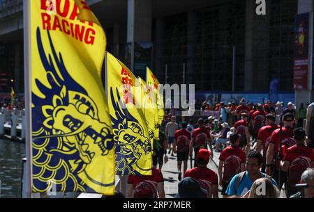 (190209) -- SYDNEY, 9 febbraio 2019 (Xinhua) -- la gente partecipa a una corsa di draghi a Darling Harbor, Sydney, Australia, 9 febbraio 2019. Una corsa di draghi si tiene a Darling Harbor per celebrare il Capodanno lunare cinese sabato. (Xinhua/Bai Xuefei) AUSTRALIA-SYDNEY-DRAGON BOAT RACE PUBLICATIONxNOTxINxCHN Foto Stock