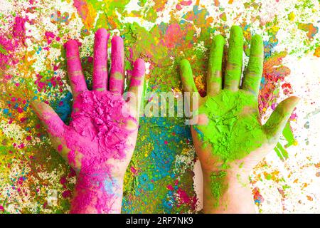 Mani colore verde rosa colori brillanti e secchi Foto Stock