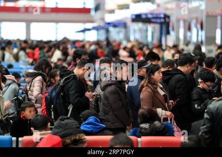 (190210) -- GUIYANG, 10 febbraio 2019 (Xinhua) -- i passeggeri fanno la fila per salire a bordo del treno alla stazione ferroviaria di Guiyangbei a Guiyang, nella provincia di Guizhou nella Cina sud-occidentale, 10 febbraio 2019. La Cina è stata testimone di una corsa di viaggi a livello nazionale per il Festival di Primavera la domenica, quando le persone hanno iniziato a tornare ai luoghi di lavoro dalle città natali dopo le riunioni di famiglia mentre la festa del Festival di Primavera è finita (Xinhua/Liu Xu) CHINA-SPRING FESTIVAL-HOLIDAY END-TRAVEL RUSH (CN) PUBLICATIONxNOTxINxCHN Foto Stock