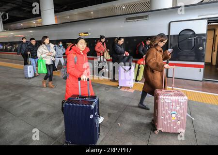 (190210) -- GUIYANG, 10 febbraio 2019 (Xinhua) -- i passeggeri salgono a bordo di un treno alla stazione ferroviaria di Guiyangbei a Guiyang, nella provincia di Guizhou nella Cina sud-occidentale, 10 febbraio 2019. La Cina è stata testimone di una corsa di viaggi a livello nazionale per il Festival di Primavera la domenica, quando le persone hanno iniziato a tornare ai luoghi di lavoro dalle città natali dopo le riunioni di famiglia mentre la festa del Festival di Primavera è finita (Xinhua/Liu Xu) CHINA-SPRING FESTIVAL-HOLIDAY END-TRAVEL RUSH (CN) PUBLICATIONxNOTxINxCHN Foto Stock