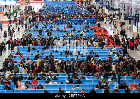 (190210) -- GUIYANG, 10 febbraio 2019 (Xinhua) -- i passeggeri sono visti nella sala d'attesa della stazione ferroviaria di Guiyangbei a Guiyang, nella provincia di Guizhou, nel sud-ovest della Cina, 10 febbraio 2019. La Cina è stata testimone di una corsa di viaggi a livello nazionale per il Festival di Primavera la domenica, quando le persone hanno iniziato a tornare ai luoghi di lavoro dalle città natali dopo le riunioni di famiglia mentre la festa del Festival di Primavera è finita (Xinhua/Liu Xu) CHINA-SPRING FESTIVAL-HOLIDAY END-TRAVEL RUSH (CN) PUBLICATIONxNOTxINxCHN Foto Stock