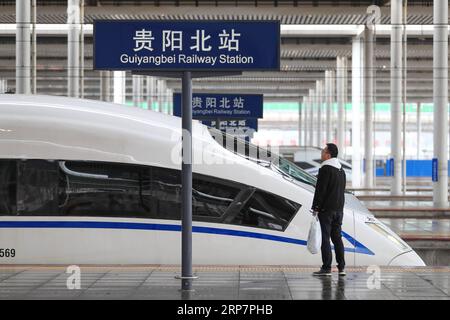 (190210) -- GUIYANG, 10 febbraio 2019 (Xinhua) -- Un passeggero attende sulla banchina della stazione ferroviaria di Guiyangbei a Guiyang, nella provincia di Guizhou nella Cina sud-occidentale, 10 febbraio 2019. La Cina è stata testimone di una corsa di viaggi a livello nazionale per il Festival di Primavera la domenica, quando le persone hanno iniziato a tornare ai luoghi di lavoro dalle città natali dopo le riunioni di famiglia mentre la festa del Festival di Primavera è finita (Xinhua/Liu Xu) CHINA-SPRING FESTIVAL-HOLIDAY END-TRAVEL RUSH (CN) PUBLICATIONxNOTxINxCHN Foto Stock