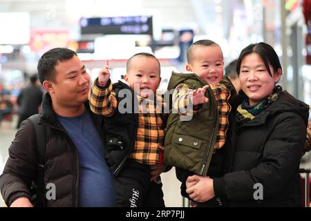 (190210) -- GUIYANG, 10 febbraio 2019 (Xinhua) -- i passeggeri sono visti nella sala d'attesa della stazione ferroviaria di Guiyangbei a Guiyang, nella provincia di Guizhou, nel sud-ovest della Cina, 10 febbraio 2019. La Cina è stata testimone di una corsa di viaggi a livello nazionale per il Festival di Primavera la domenica, quando le persone hanno iniziato a tornare ai luoghi di lavoro dalle città natali dopo le riunioni di famiglia mentre la festa del Festival di Primavera è finita (Xinhua/Liu Xu) CHINA-SPRING FESTIVAL-HOLIDAY END-TRAVEL RUSH (CN) PUBLICATIONxNOTxINxCHN Foto Stock