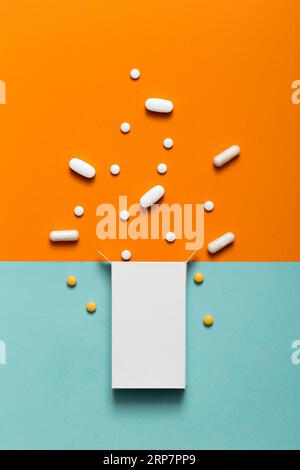 Vista dall'alto pillole che escono dalla scatola Foto Stock