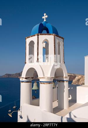 Campanile con cupola blu, Agios Spiridonas, St Spyridon Church, Ia, Oia, Santorini, Grecia Foto Stock