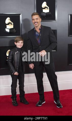 (190212) -- LOS ANGELES, 12 febbraio 2019 () -- Ricky Martin (R) e suo figlio arrivano per il 61 ° Annual Grammy Awards tenutosi a Los Angeles, negli Stati Uniti, 10 febbraio 2019. () U.S.-LOS ANGELES-GRAMMY AWARDS xinhua PUBLICATIONxNOTxINxCHN Foto Stock