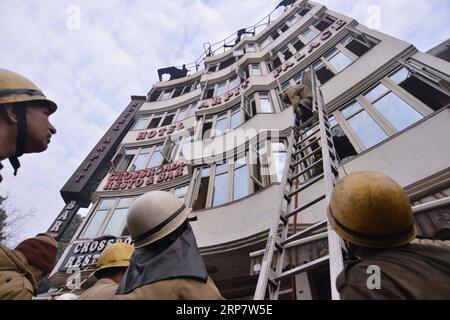 (190212) -- NUOVA DELHI, 12 febbraio 2019 -- i soccorritori cercano sopravvissuti all'Arpit Palace Hotel di Delhi, zona di Karol Bagh, India, 12 febbraio 2019. Il massiccio incendio scoppiato all'interno dell'hotel a quattro piani ha causato ben 17 vite innocenti, tra cui un bambino e tre donne, martedì presto, confermate fonti ufficiali. ) INDIA-NUOVA DELHI-HOTEL-FIRE ParthaxSarkar PUBLICATIONxNOTxINxCHN Foto Stock