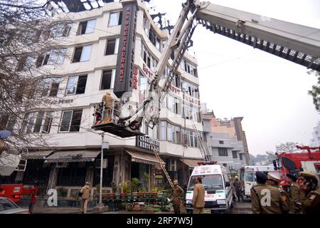 (190212) -- NUOVA DELHI, 12 febbraio 2019 -- i soccorritori cercano sopravvissuti all'Arpit Palace Hotel di Delhi, zona di Karol Bagh, India, 12 febbraio 2019. Il massiccio incendio scoppiato all'interno dell'hotel a quattro piani ha causato ben 17 vite innocenti, tra cui un bambino e tre donne, martedì presto, confermate fonti ufficiali. ) INDIA-NUOVA DELHI-HOTEL-FIRE ParthaxSarkar PUBLICATIONxNOTxINxCHN Foto Stock