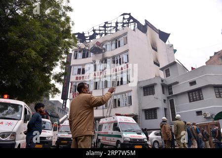 (190212) -- NUOVA DELHI, 12 febbraio 2019 -- i soccorritori lavorano al vigili del fuoco all'Arpit Palace Hotel di Delhi, zona di Karol Bagh, India, 12 febbraio 2019. Il massiccio incendio scoppiato all'interno dell'hotel a quattro piani ha causato ben 17 vite innocenti, tra cui un bambino e tre donne, martedì presto, confermate fonti ufficiali. ) INDIA-NUOVA DELHI-HOTEL-FIRE ParthaxSarkar PUBLICATIONxNOTxINxCHN Foto Stock