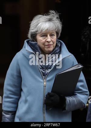 (190212) -- LONDRA, 12 febbraio 2019 (Xinhua) -- il primo ministro britannico Theresa May lascia 10 Downing Street per fare una dichiarazione alla camera dei comuni per aggiornarsi sui colloqui sulla Brexit a Londra, in Gran Bretagna, 12 febbraio 2019. (Xinhua/Han Yan) BRITAIN-LONDON-THERESA MAY-UPDATE ON BREXIT PUBLICATIONxNOTxINxCHN Foto Stock