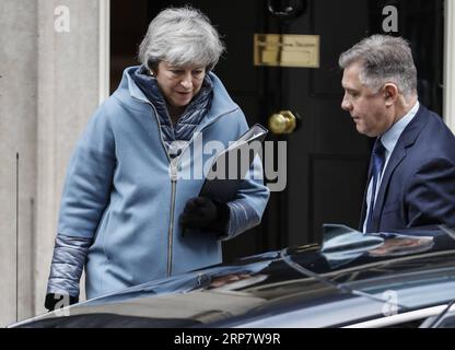 (190212) -- LONDRA, 12 febbraio 2019 (Xinhua) -- il primo ministro britannico Theresa May (L) lascia 10 Downing Street per fare una dichiarazione alla camera dei comuni per aggiornarsi sui colloqui sulla Brexit a Londra, in Gran Bretagna, 12 febbraio 2019. (Xinhua/Han Yan) BRITAIN-LONDON-THERESA MAY-UPDATE ON BREXIT PUBLICATIONxNOTxINxCHN Foto Stock