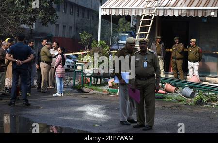 (190212) -- NUOVA DELHI, 12 febbraio 2019 (Xinhua) -- la polizia ha messo in sicurezza il luogo dell'incidente di un incendio in un hotel a nuova Delhi, India, 12 febbraio 2019. Il massiccio incendio scoppiato all'interno di un hotel a quattro piani nell'area di Karol Bagh ha causato ben 17 vittime innocenti, tra cui un bambino e tre donne, martedì presto, confermate fonti ufficiali. (Xinhua/Zhang Naijie) INDIA-NUOVA DELHI-HOTEL-FIRE PUBLICATIONxNOTxINxCHN Foto Stock