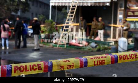 (190212) -- NUOVA DELHI, 12 febbraio 2019 (Xinhua) -- la polizia ha messo in sicurezza il luogo dell'incidente di un incendio in un hotel a nuova Delhi, India, 12 febbraio 2019. Il massiccio incendio scoppiato all'interno di un hotel a quattro piani nell'area di Karol Bagh ha causato ben 17 vittime innocenti, tra cui un bambino e tre donne, martedì presto, confermate fonti ufficiali. (Xinhua/Zhang Naijie) INDIA-NUOVA DELHI-HOTEL-FIRE PUBLICATIONxNOTxINxCHN Foto Stock