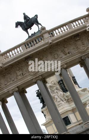 Primo piano del Monumento ad Alfonso XII nel Parco El Retiro a Madrid, Spagna Foto Stock