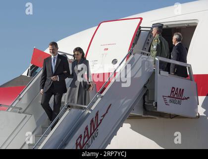 (190213) -- RABAT, 13 febbraio 2019 () -- il re spagnolo Felipe vi (1st L) e la regina Letizia arrivano all'aeroporto di Rabat-sale a Rabat, Marocco, il 13 febbraio 2019. Il re spagnolo Felipe vi e la regina Letizia sono arrivati mercoledì a Rabat per una visita di due giorni. () MAROCCO-RABAT-SPAGNA-RE FELIPE VI-VISIT XINHUA PUBLICATIONXNOTXINXCHN Foto Stock