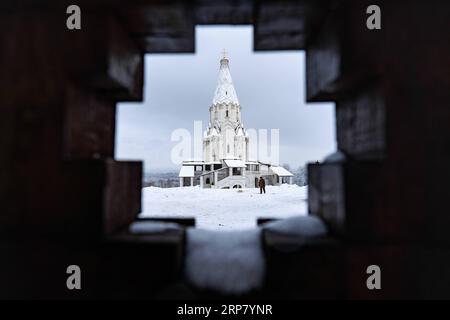 (190214) -- MOSCA, 14 febbraio 2019 (Xinhua) -- foto scattata il 13 febbraio mostra lo scenario innevato della Chiesa dell'Ascensione nel parco Kolomenskoye a Mosca, in Russia. Il parco Kolomenskoye, un'ex residenza reale situata nel sud-est della città di Mosca, ospita la Chiesa dell'Ascensione costruita nel 1532. (Xinhua/Bai Xueqi) RUSSIA-MOSCA-PARCO SULLA NEVE PUBLICATIONxNOTxINxCHN Foto Stock