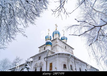 (190214) -- MOSCA, 14 febbraio 2019 (Xinhua) -- foto scattata il 13 febbraio mostra lo scenario innevato della Chiesa dell'Ascensione nel parco Kolomenskoye a Mosca, in Russia. Il parco Kolomenskoye, un'ex residenza reale situata nel sud-est della città di Mosca, ospita la Chiesa dell'Ascensione costruita nel 1532. (Xinhua/Bai Xueqi) RUSSIA-MOSCA-PARCO SULLA NEVE PUBLICATIONxNOTxINxCHN Foto Stock