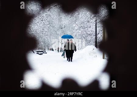 (190214) -- MOSCA, 14 febbraio 2019 (Xinhua) -- People Walk in Kolomenskoye Park a Mosca, Russia, 13 febbraio 2019. Il parco Kolomenskoye, un'ex residenza reale situata nel sud-est della città di Mosca, ospita la Chiesa dell'Ascensione costruita nel 1532. (Xinhua/Bai Xueqi) RUSSIA-MOSCA-PARCO SULLA NEVE PUBLICATIONxNOTxINxCHN Foto Stock