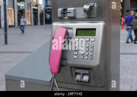 Comunicazione di immagini simboliche, primo piano, cabina telefonica Telekom, fuori servizio nel centro della città di Amburgo, Germania Foto Stock