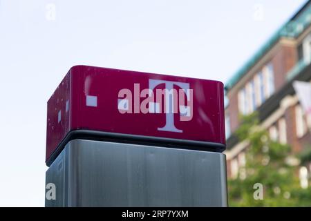 Immagine simbolica comunicazione, primo piano, logo di Telekom su una cabina telefonica nel centro di Amburgo, Germania Foto Stock