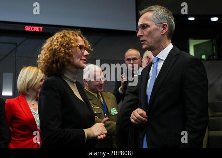 (190214) -- BRUXELLES, 14 febbraio 2019 -- il segretario generale della NATO Jens Stoltenberg (R) parla con il ministro della difesa della Macedonia del Nord Radmila Sekerinska prima della riunione dei ministri della difesa della NATO presso il quartier generale della NATO a Bruxelles, in Belgio, 14 febbraio 2019. ) RIUNIONE DEI MINISTRI DELLA DIFESA BELGIO-BRUXELLES-NATO ZHENGXHUANSONG PUBLICATIONXNOTXINXCHN Foto Stock