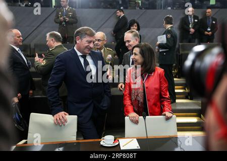 (190214) -- BRUXELLES, 14 febbraio 2019 -- il ministro della difesa spagnolo Margarita Robles (R, fronte) parla con il ministro della difesa sloveno Karl Erjavec prima della riunione dei ministri della difesa della NATO presso la sede della NATO a Bruxelles, in Belgio, 14 febbraio 2019. ) RIUNIONE DEI MINISTRI DELLA DIFESA BELGIO-BRUXELLES-NATO ZHENGXHUANSONG PUBLICATIONXNOTXINXCHN Foto Stock