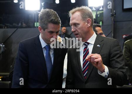 (190214) -- BRUXELLES, 14 febbraio 2019 -- il Segretario della difesa statunitense ad interim Patrick Shanahan (R) parla con il Segretario di Stato britannico per la difesa Gavin Williamson prima della riunione dei ministri della difesa della NATO presso il quartier generale della NATO a Bruxelles, in Belgio, 14 febbraio 2019. ) RIUNIONE DEI MINISTRI DELLA DIFESA BELGIO-BRUXELLES-NATO ZHENGXHUANSONG PUBLICATIONXNOTXINXCHN Foto Stock