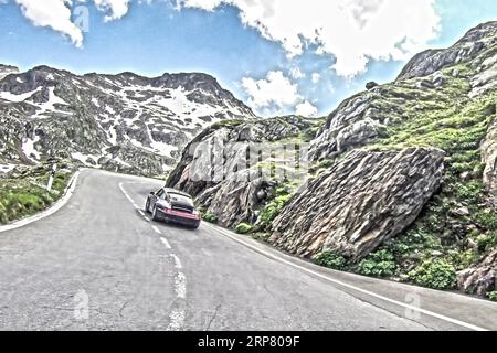 Foto con ridotta saturazione dinamica HDR del passo di montagna strada di montagna strada di montagna passo di montagna passo di strada di montagna passo di Furkapass con serpentine, Alpi svizzere Foto Stock