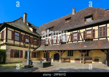 Casa dell'Abate, in legno, fontana, Palazzo Bebenhausen, edificio storico, architettura, casa dell'ex abate del monastero, rifugio di caccia di Foto Stock