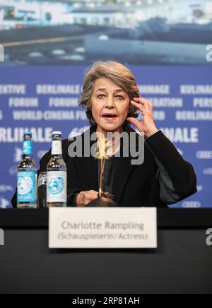 (190215) -- BERLINO, 15 febbraio 2019 (Xinhua) -- l'attrice britannica Charlotte Rampling, vincitrice del premio Onorario Orso d'Oro per il successo a vita, partecipa a una conferenza stampa durante il 69° Festival internazionale del cinema di Berlino a Berlino, capitale della Germania, il 14 febbraio 2019. (Xinhua/Shan Yuqi) GERMANIA-BERLINO-BERLINALE-ORSO D'ORO ONORARIO-CHARLOTTE RAMPLING PUBLICATIONxNOTxINxCHN Foto Stock