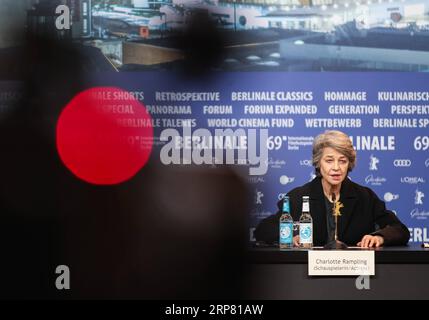 (190215) -- BERLINO, 15 febbraio 2019 (Xinhua) -- l'attrice britannica Charlotte Rampling, vincitrice del premio Onorario Orso d'Oro per il successo a vita, partecipa a una conferenza stampa durante il 69° Festival internazionale del cinema di Berlino a Berlino, capitale della Germania, il 14 febbraio 2019. (Xinhua/Shan Yuqi) GERMANIA-BERLINO-BERLINALE-ORSO D'ORO ONORARIO-CHARLOTTE RAMPLING PUBLICATIONxNOTxINxCHN Foto Stock