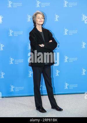 (190215) -- BERLINO, 15 febbraio 2019 (Xinhua) -- l'attrice britannica Charlotte Rampling, vincitrice del premio Onorario Orso d'Oro per il successo a vita, partecipa a una photocall durante il 69° Festival internazionale del cinema di Berlino a Berlino, capitale della Germania, il 14 febbraio 2019. (Xinhua/Shan Yuqi) GERMANIA-BERLINO-BERLINALE-ORSO D'ORO ONORARIO-CHARLOTTE RAMPLING PUBLICATIONxNOTxINxCHN Foto Stock