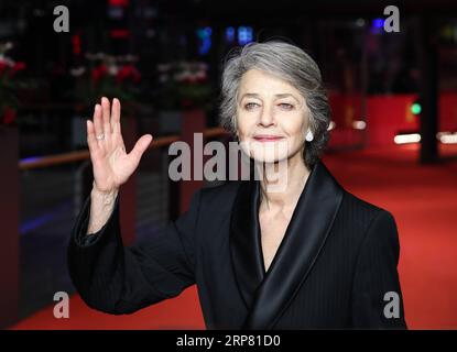 (190215) -- BERLINO, 15 febbraio 2019 (Xinhua) -- l'attrice britannica Charlotte Rampling, vincitrice del premio Onorario Orso d'Oro per la carriera, posa per foto sul Red carpet durante il 69° Festival internazionale del cinema di Berlino, capitale della Germania, il 14 febbraio 2019. (Xinhua/Shan Yuqi) GERMANIA-BERLINO-BERLINALE-ORSO D'ORO ONORARIO-CHARLOTTE RAMPLING PUBLICATIONxNOTxINxCHN Foto Stock