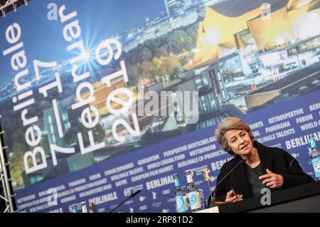 (190215) -- BERLINO, 15 febbraio 2019 (Xinhua) -- l'attrice britannica Charlotte Rampling, vincitrice del premio Onorario Orso d'Oro per il successo a vita, partecipa a una conferenza stampa durante il 69° Festival internazionale del cinema di Berlino a Berlino, capitale della Germania, il 14 febbraio 2019. (Xinhua/Shan Yuqi) GERMANIA-BERLINO-BERLINALE-ORSO D'ORO ONORARIO-CHARLOTTE RAMPLING PUBLICATIONxNOTxINxCHN Foto Stock