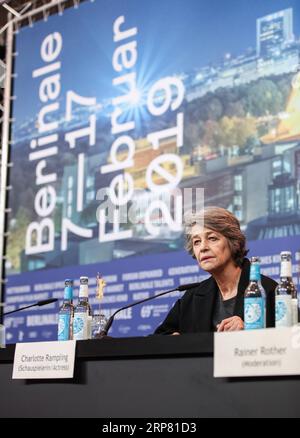 (190215) -- BERLINO, 15 febbraio 2019 (Xinhua) -- l'attrice britannica Charlotte Rampling, vincitrice del premio Onorario Orso d'Oro per il successo a vita, partecipa a una conferenza stampa durante il 69° Festival internazionale del cinema di Berlino a Berlino, capitale della Germania, il 14 febbraio 2019. (Xinhua/Shan Yuqi) GERMANIA-BERLINO-BERLINALE-ORSO D'ORO ONORARIO-CHARLOTTE RAMPLING PUBLICATIONxNOTxINxCHN Foto Stock