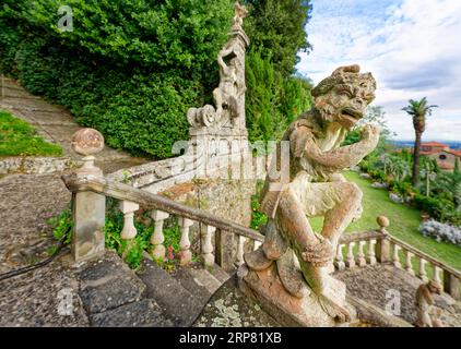 Scimmia, scultura grottesca, rococò, scale, parco o giardino, Villa Garzoni, Giardino Garzoni, Collodi, Pescia, Provincia di Pistoia, Toscana, Italia Foto Stock