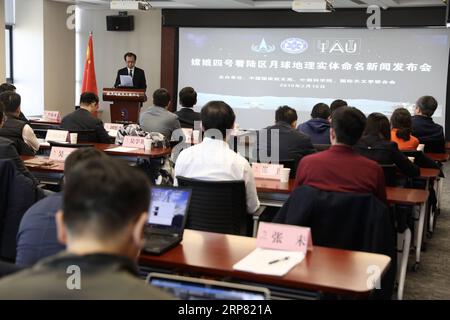 (190215) -- PECHINO, 15 febbraio 2019 (Xinhua) -- Liu Jizhong, direttore del China Lunar Exploration and Space Engineering Center della China National Space Administration (CNSA), è stato visto in una conferenza stampa congiunta tenutasi a Pechino il 15 febbraio 2019. Il sito di atterraggio della sonda lunare cinese Chang e-4 è stato chiamato Statio Tianhe dopo che la navicella spaziale ha effettuato il primo atterraggio morbido sul lato lontano della luna il mese scorso. Insieme a tre vicini crateri da impatto e una collina, il nome è stato approvato dall'Unione Astronomica Internazionale (IAU), Liu ha detto in una conferenza stampa congiunta tenutasi a Pechino Foto Stock