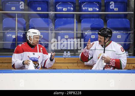 SOCHI, RUSSIA - 15 FEBBRAIO 2019: Il presidente russo Vladimir Putin (L) e il presidente bielorusso Alexander Lukashenko durante una partita di hockey su ghiaccio alla Shayba Arena. /TASS Presidenti di Russia e Bielorussia giocano a hockey su ghiaccio a Sochi MikhailxMetzel PUBLICATIONxNOTxINxCHN Foto Stock