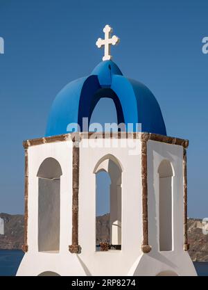 Campanile con cupola blu, Agios Spiridonas, St Spyridon Church, Ia, Oia, Santorini, Grecia Foto Stock