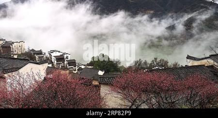 (190216) -- PECHINO, 16 febbraio 2019 (Xinhua) -- foto scattata il 14 febbraio 2019 mostra il paesaggio dopo una pioggia nel villaggio di Huangling nella contea di Wuyuan, nella provincia orientale dello Jiangxi della Cina. (Xinhua/Cao Jiaxiang) XINHUA FOTO DEL GIORNO PUBLICATIONxNOTxINxCHN Foto Stock