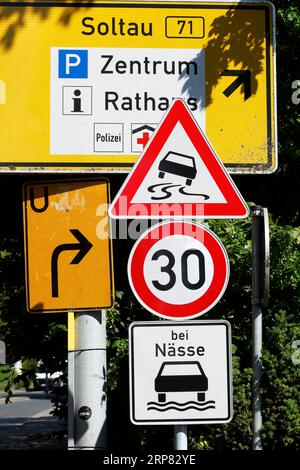 Segnale stradale velocità massima consentita 30 km/h in condizioni di bagnato, rischio di slittamento, Germania Foto Stock