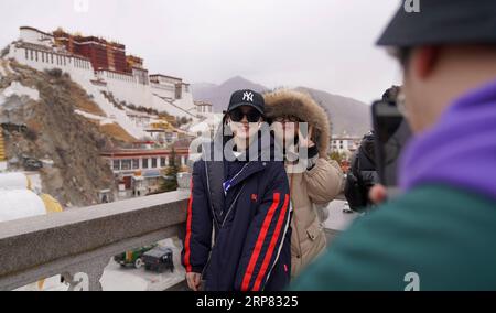 (190216) -- LHASA, 16 febbraio 2019 -- i turisti si pongono per delle foto di fronte al Potala Palace a Lhasa, regione autonoma del Tibet nel sud-ovest della Cina, 9 febbraio 2019. Il Capodanno tibetano, noto come Losar, è il festival più importante del calendario tibetano. Quest'anno il Losar è caduto il 5 febbraio e ha coinciso con il Festival di Primavera. Losar e' un momento per le riunioni di famiglia. È caratterizzato da rituali religiosi, lunghe preghiere, corse di cavalli, riunioni di famiglia e feste. Mentre il festival si avvicina, la gente va a fare shopping, pulisce e decora le proprie case popolari. Le famiglie festeggiano con il cibo tibetano. Le donne fanno Kharb Foto Stock