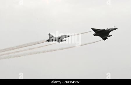 (190217) -- ABU DHABI, 17 febbraio 2019 (Xinhua) -- aerei militari si esibiscono durante un'esercitazione all'apertura di una fiera internazionale della difesa ad Abu Dhabi, negli Emirati Arabi Uniti (UAE), 17 febbraio 2019. La 14a esposizione e Conferenza Internazionale della difesa e la quinta esposizione della difesa Navale e della sicurezza marittima hanno aperto domenica ad Abu Dhabi. Per la prima volta, le due mostre si sono svolte insieme con l'obiettivo di creare un evento globale globale che copra tutte le questioni di difesa e sicurezza. (Xinhua/Mohamad Badreddine) EAU-ABU DHABI-DEFENCE EXHIBITION PUBLICATIONxNOTxINxCHN Foto Stock