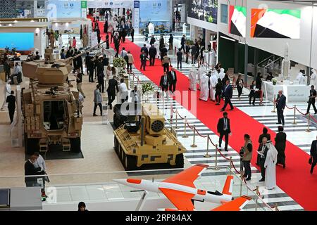 (190217) -- ABU DHABI, 17 febbraio 2019 (Xinhua) -- le persone visitano una fiera internazionale della difesa ad Abu Dhabi, negli Emirati Arabi Uniti (UAE), 17 febbraio 2019. La 14a esposizione e Conferenza Internazionale della difesa e la quinta esposizione della difesa Navale e della sicurezza marittima hanno aperto domenica ad Abu Dhabi. Per la prima volta, le due mostre si sono svolte insieme con l'obiettivo di creare un evento globale globale che copra tutte le questioni di difesa e sicurezza. (Xinhua/Mohamad Badreddine) EAU-ABU DHABI-DEFENCE EXHIBITION PUBLICATIONxNOTxINxCHN Foto Stock