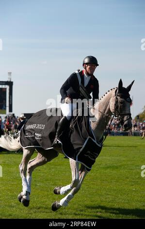 Stamford, Regno Unito. 3 settembre 2023. Oliver Townend dopo aver vinto il Defender Burghley Horse Trials del 2023, tenutosi nel Burghley House a Stamford, Lincolnshire, Inghilterra, Regno Unito. Crediti: Jonathan Clarke/Alamy Live News Foto Stock